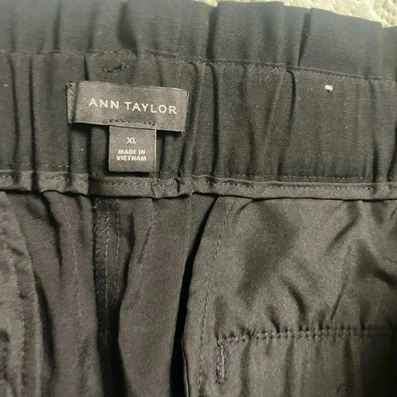 Ann Taylor Black Pull On Elastic Waist Shorts Pockets NWOT Pleated - Picture 4 of 6
